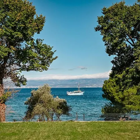 Two Bedroom Blue Sea Apartment *