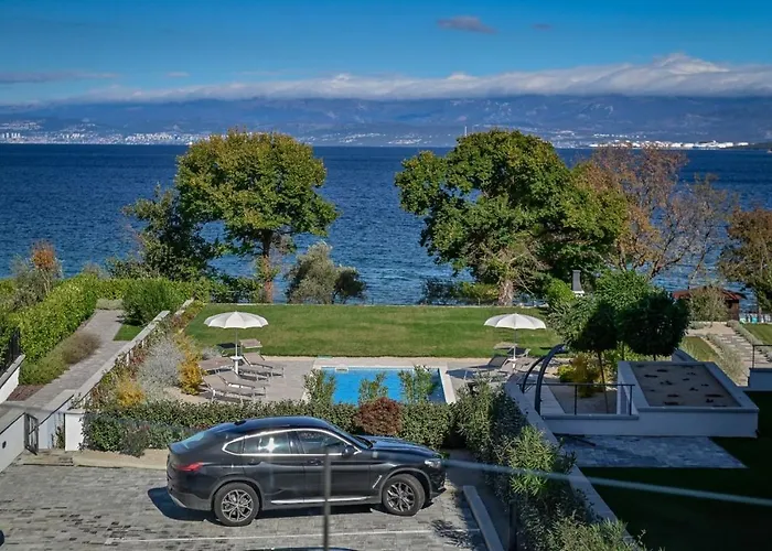 Two Bedroom Blue Sea *